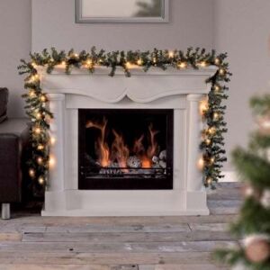 Ghirlandă de Crăciun cu lumini LED alb cald decorând un șemineu - Ghirlande