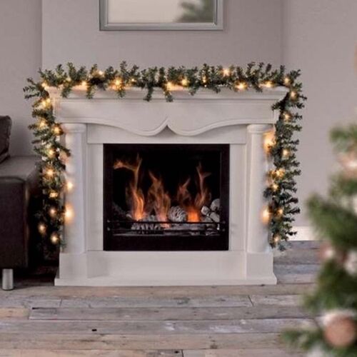 Božićna girlanda s toplim bijelim LED svjetlima ukrašava kamin