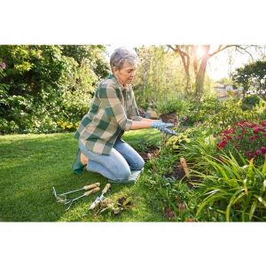 Nő PARKSIDE térdelőpárnát használ kertészkedés közben, kényelmes térdelő alátét használat közben - Parkside