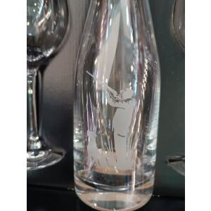 Közelkép a dekantálóról vadász és kutya gravírozással a Prémium csiszolt borospohár és dekantáló készlet-Vadász ajándékból - Pohár