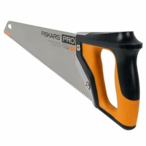 Fiskars Pro PowerTooth Kézifűrész ergonomikus markolattal, ferde nézet - Kézi fűrész