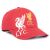 Szögletes nézet a Liverpool FC piros baseball sapkáról Liverbirddel