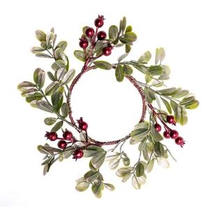 Műfenyő koszorú piros bogyókkal, közeli kép fehér háttéren - Koszorú
