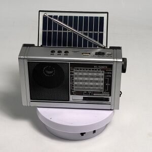 Hordozható rádió akkumulátorral, teleszkópos antennával, Bluetooth csatlakozással, LED zseblámpával, napelemes töltéssel, ezüst színű