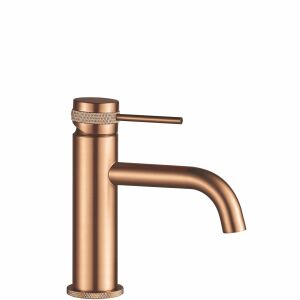 Rea Lungo Grip Brush Copper Low Badezimmerarmatur auf Weiß - Wasserhahn