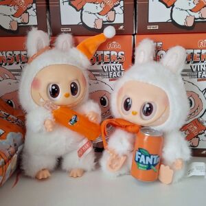 Dve plyšové hračky Labubu The Monsters Fanta Series s doplnkami s tematikou Fanta - Plyšové hračky