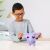 Дете играе с интерактивна ходеща слонска играчка Little Live Pets Фани