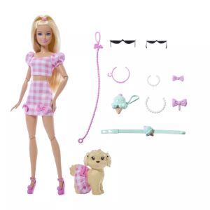 Păpușa Barbie cu câine și accesorii pe fundal alb - Barbie Baba