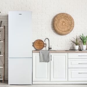 DOMO Full No Frost 262L Hűtőszekrény fehér konyhai környezetben - Domo