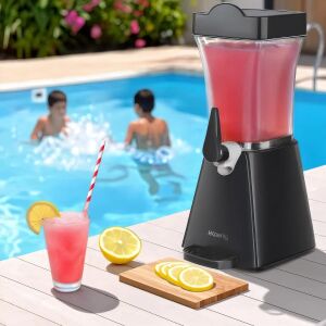 Машина за скреж H.Koenig в употреба край басейна, приготвяща освежаващи летни напитки - Бар инструмент