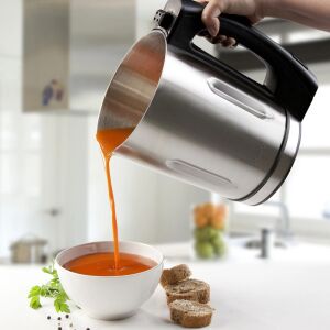 DOMO levesfőző krémes paradicsomlevest önt - Domo