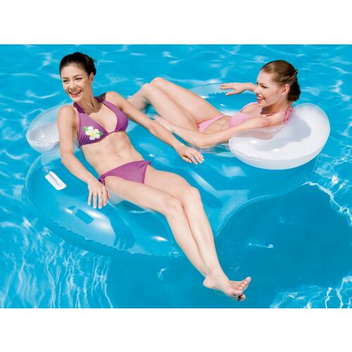 Zwei Frauen entspannen sich auf einer Bestway Doppel-Luftmatratze im Pool