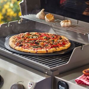 Weber pizzakő használat közben egy grillen pizzával - Weber