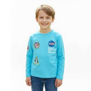 Junge trägt ein türkisfarbenes NASA Langarmshirt mit Aufnähern - NASA