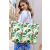Nő a vállán viszi a trópusi papagáj shopper táskát