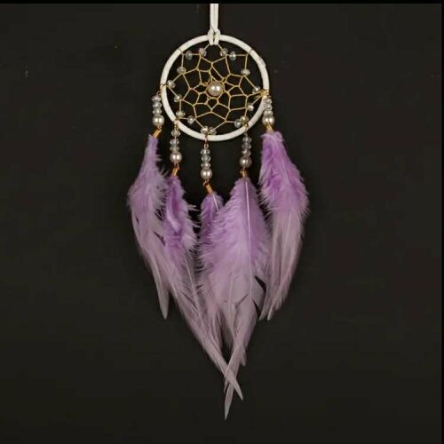 Lila álomfogó tollakkal és gyöngyökkel, kézzel készített fali dekoráció