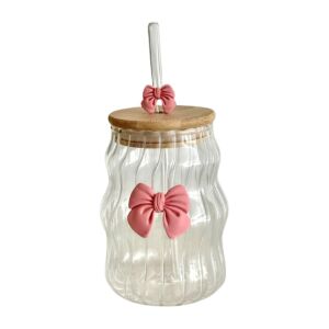 Szklany kubek borokrzemianowy z bambusową pokrywką i szklaną słomką, eCarla, 450 ml, falisty wzór z różową kokardką, SZK183 141964991 - Słomiane szkło