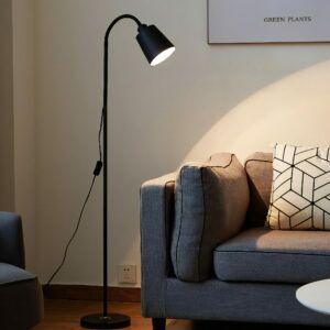 Loft stílusú fekete állólámpa nappali környezetben - Állólámpa