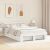 Fehér tömör fenyő ágykeret tároló fiókokkal díszített hálószobában