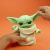 Gyerek játszik a Hasbro Star Wars Grogu Mixin' Moods figurával