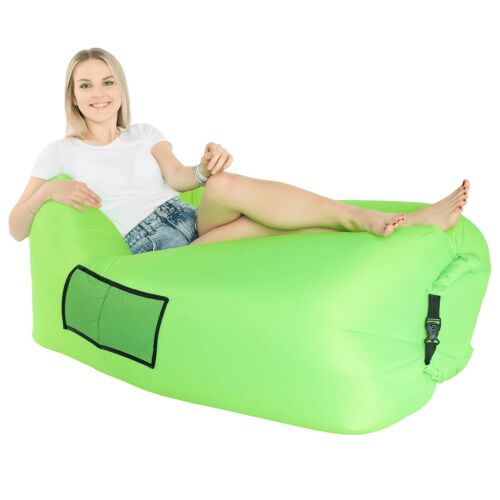 Nő pihen egy zöld LEBAG felfújható lazy bag-en fehér háttérrel - Babzsák
