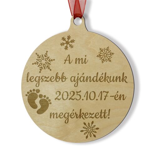 Közeli kép egy személyre szabott fa hópihe karácsonyfadíszről újszülött első karácsonyára.