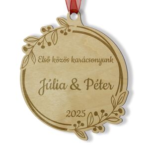 Első közös karácsonyunk névre szóló karácsonyfadísz fából, lézervágott egyedi dekoráció friss házasoknak