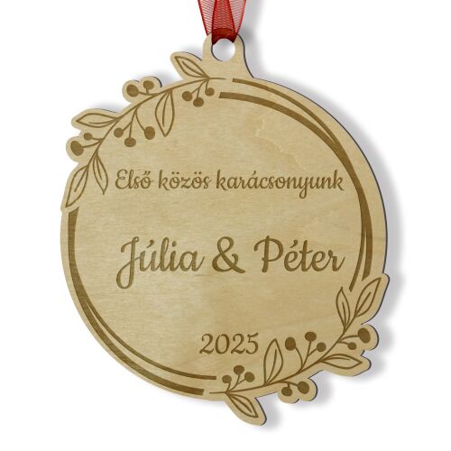 Lézergravírozott fa karácsonyfadísz friss házasoknak, személyre szabott nevekkel és 'Első közös karácsonyunk' üzenettel