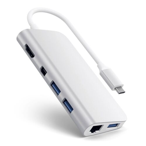 Dőlt nézet a Satechi Ezüst USB-C 8-Portos Multimédia Adapterről