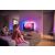 Pár élvezi a Philips Soundbar 2.1 TAB8405/37-et a nappaliban