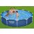 Familie care se bucură de piscina supraterană Bestway Steel Pro