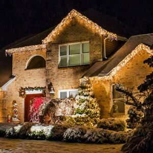 Casă decorată cu lumini de Crăciun Karácsonyi Jégcsap Fényfüzér, albe calde, în formă de țurțuri - Ghirlande luminoase