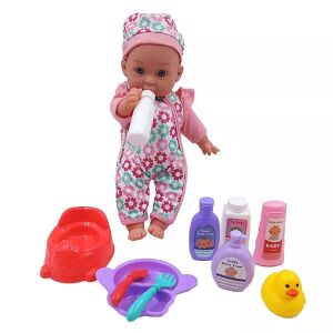 Interaktív játékbaba virágos overallban és kiegészítőkkel, beleértve cumisüveget, bilit és fürdőjátékokat - Manyuk Toys