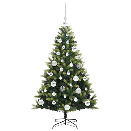 vidaXL 120 cm-es zöld műanyag karácsonyfa ezüst díszekkel és LED világítással, fehér háttérrel - Műfenyő és karácsonyfa