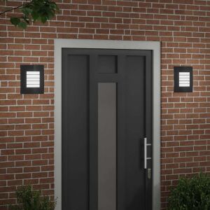 Lămpi de perete exterioare negre vidaXL instalate pe un perete de cărămidă lângă ușă - Lămpi de perete pentru exterior