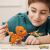 Gyermek játszik a Mega Construx Charmander Pokemon építőjátékkal