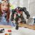 Egy gyermek tartja a Marvel Mix Mashers Venom figurát