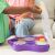 Gyerek csomagolja a Kinetic Sand Variety Case-t.