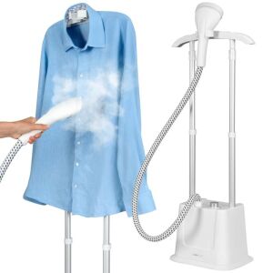 Călcarea unei cămăși albastre cu aparatul de călcat vertical Clatronic - Stații de aburi