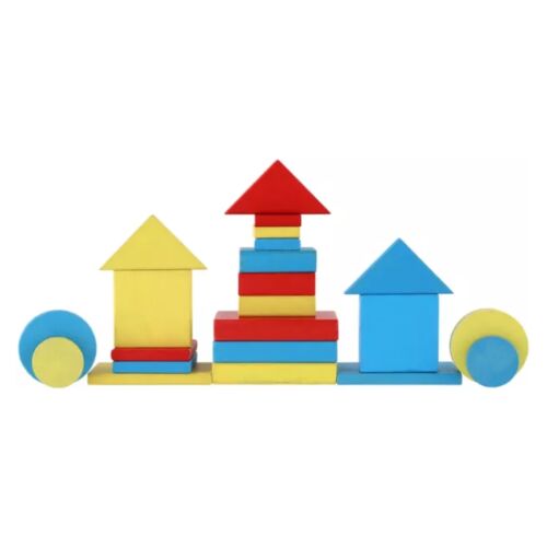Igroteco fa építőkockákból készült alkotás, színes geometriai formák tornya