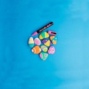 Uni Posca roter Marker mit bemalten Steinen, feiner Farbmarker - Zeichengeräte