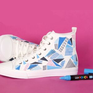 Mit Uni Posca Marker verzierte weiße Turnschuhe mit blauen geometrischen Mustern - Zeichengeräte