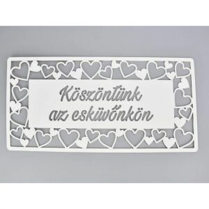 Natúr fa "Köszöntünk az esküvőnkön" tábla, fehér színű, szív mintás kerettel, 49,5cm - Fa felirat & dekorációs elem