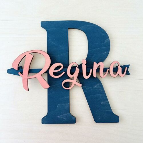 Egyedi sötétkék fa R betű rózsaszín Regina névvel, személyre szabott gyerekszoba dekoráció