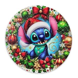 Karácsonyi Stitch nyomtatott fa tábla koszorú közép, 11,8cm átmérő, ünnepi dekoráció - Fa felirat & dekorációs elem