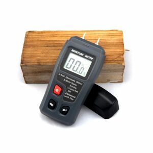 Digitális fa nedvességmérő, amely a fa nedvességtartalmát méri - Anyagnedvesség mérő