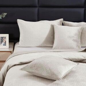 Maya bézs színű velúr ágytakaró geometrikus keresztekkel, berendezett ágyon - Ágytakaró