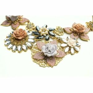 karkötő rózsa alakú nyaklánccal