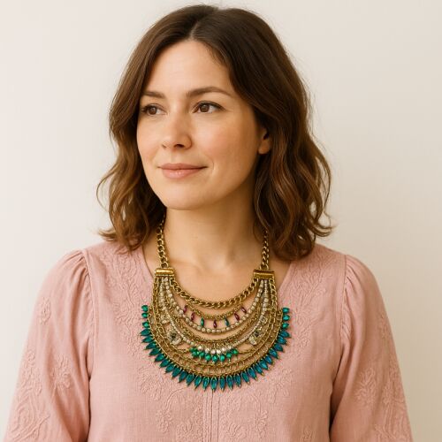 Nő visel Díszes kék legyező stílusú nyakláncot régi arany színben