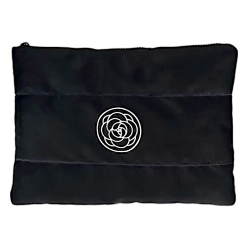 Fekete steppelt kozmetikai táska virágos logóval